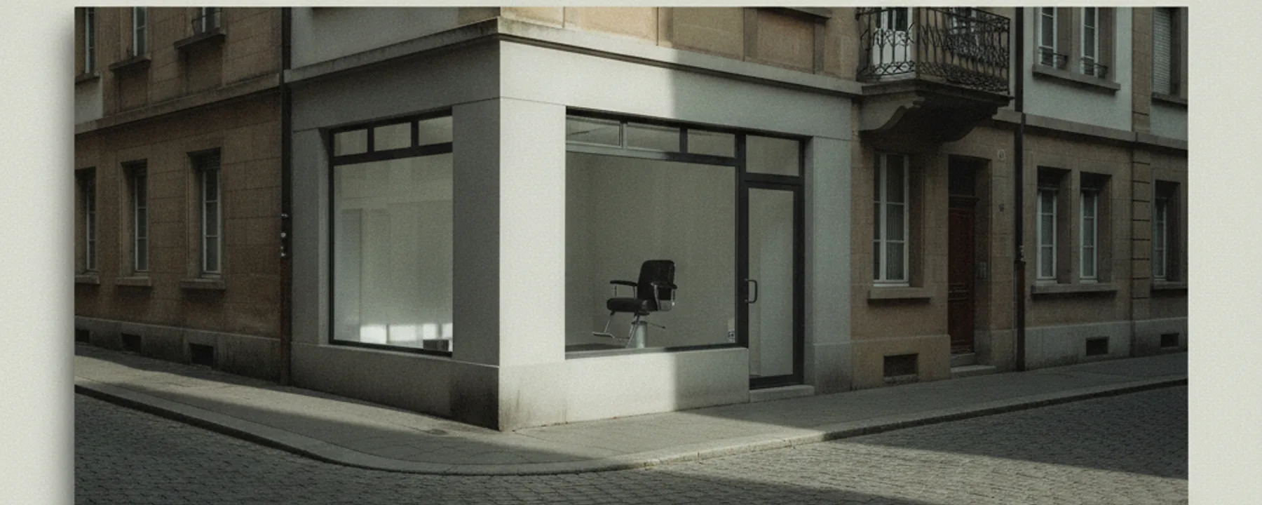 Ruhige Basler Strasse mit dem Eingang des Studios